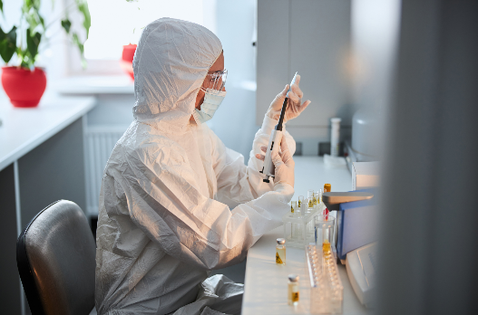  Biopharma solution specialist conducting research in a lab.